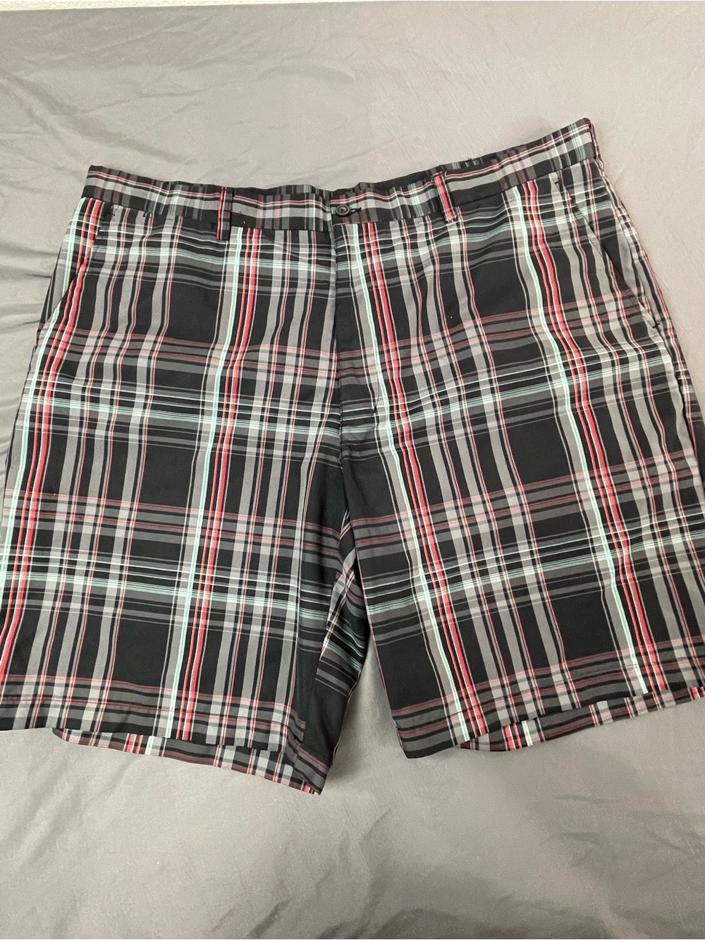 PGA Tour PRO Series Golf Shorts Men's Size 42 - Black Gray Red Plaid Mid Rise